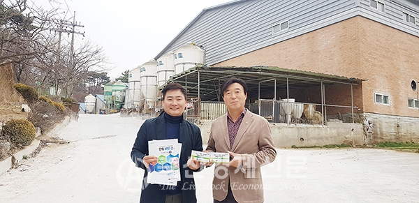 최상락 야곱팜스 대표(오른쪽)와 김문태 삼양애니팜 소장.