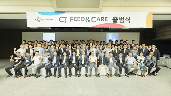 CJ Feed&Care 임직원들과 주요 파트너 대표 등 120여명이 출범식 후 기념촬영에서 아시아 최고 사료기업 발전을 위한 각오를 다지고 있다.