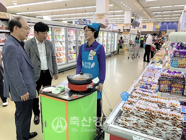 곽민섭 대표(사진 왼쪽)가 하나로마트에서 선물세트 판촉 행사를 둘러보고 있다.
