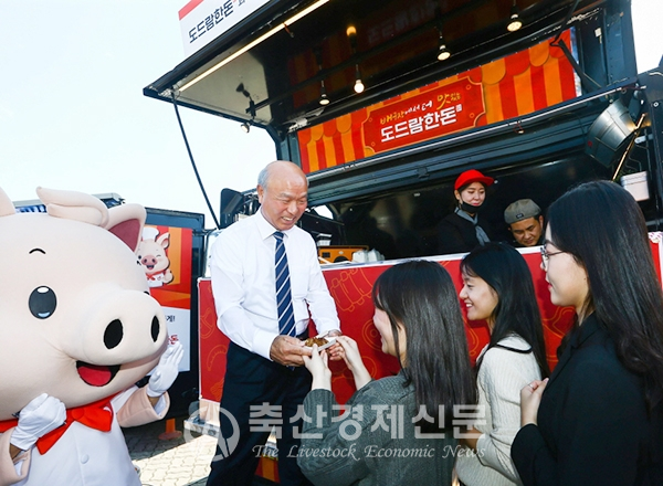 ‘도드람 2019~2020 V-리그’ 개막전에서 박광욱 조합장이 관람객들 대상으로 시식행사를 진행하고 있다.