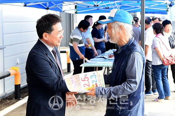 군위축협 양봉기자재 전시회에서 김진열 조합장(왼쪽)이 참관객과 인사를 나누고 있다.