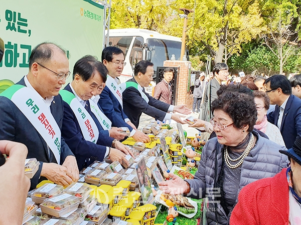 김태환 대표하태식 한돈협회장안병우 상무김진원 상무(사진 왼쪽부터)가 시민들에게 돼지고기 산적 등을 나눠주고 있다.