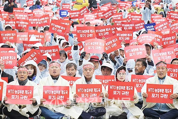 한국농축산연합회를 주축으로 열린 전국농민총궐기대회에서 1만여 명의 농민들은 WTO 농업 개도국 지위 포기를 규탄하는 한편 최소한의 생존권 보장을 요구했다.