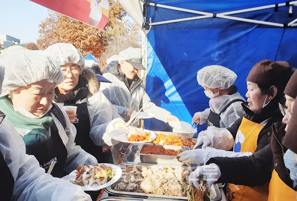 국회 생생텃밭에서 열린 ‘2019 국회 김장 나눔행사’ 참석자들이 한돈 수육과 김장김치를 맛보기 위해 기다리고 있다.
