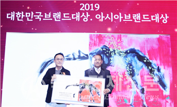 고창부안축협 김선봉 상임이사(오른쪽)가 브랜드 대상을 수상하고 있다.