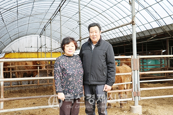 이상준 상일농장 대표와 아내 임관순 씨가 함께 포즈를 취하고 있다.