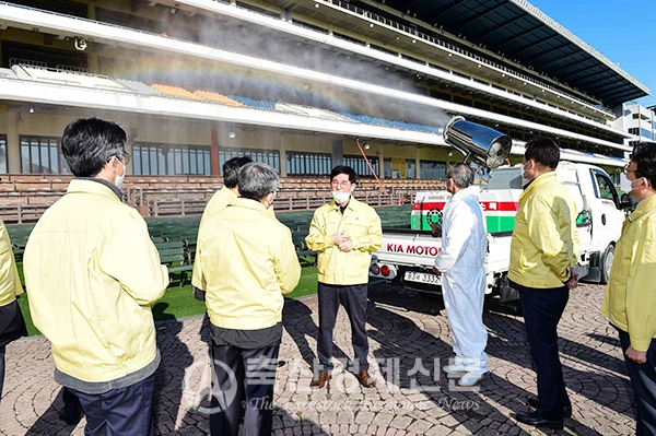 김낙순 한국마사회장(가운데)이 사업장 방역 담당자들에게 꼼꼼한 점검을 당부하고 있다.
