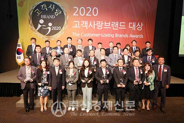 대전충남양돈농협 관계자들이 상을 수상하고 기념촬영을 하고 있다.