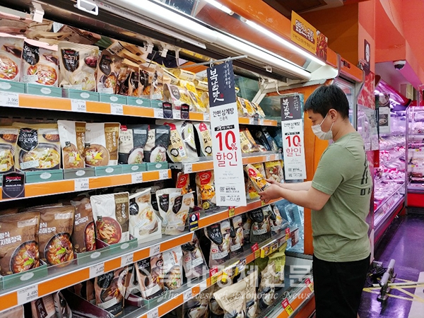 초복을 앞둔 지난 15일 서울 면목동 소재의 대형마트에서 한 소비자가 간편식 삼계탕 제품을 살펴보고 있다.