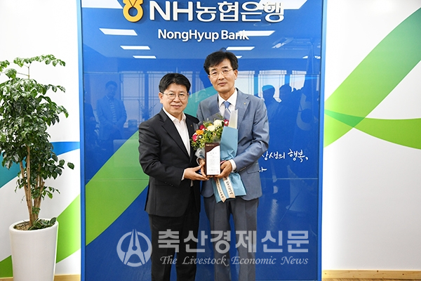 윤용철 지부장(오른쪽)이 함께하는 농협인상을 수상하고 있다.