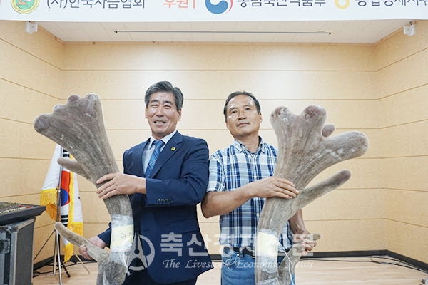 대상을 수상한 김기호 장산사슴농장 대표(사진 오른쪽)와 정환대 한국사슴협회장(사진 왼쪽)이 대상 녹용을 들고 포즈를 취하고 있다.