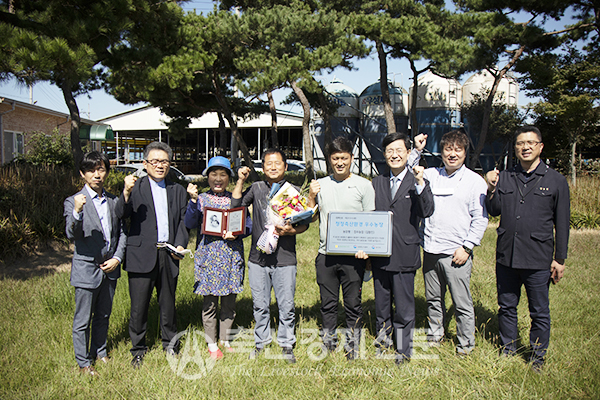 김형민 정수농장 대표와 광주축산농협 관계자들이 함께 포즈를 취하고 있다.