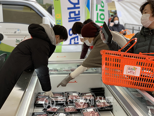 지난 9일 서울 프레스센터 앞 서울광장에서 열린 한우직거래 장터를 찾은 소비자들이 고기를 고르고 있다.