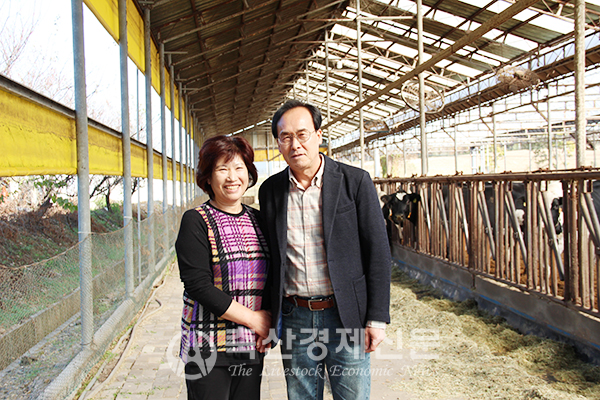 이효범 이오목장 대표와 부인 오효순 씨가 함께 축사 앞에서 환하게 웃고 있다.