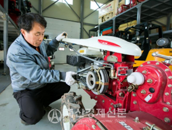 농촌진흥청은 동절기 기온하락에 따른 농기계 고장 방지를 위한 보관 및 관리요령을 소개했다.(사진은 밭 관리기 벨트 점검 모습)