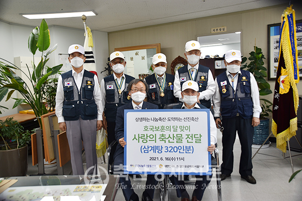 안승일사무총장(사진 앞줄 왼쪽)이 대한민국 6.25참전 유공자회 서울지부 관계자들과 기념촬영을 하고 있는 모습.