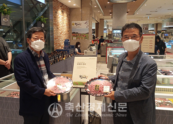 NH참예우가 수도권 롯데백화점 4개점에 판매를 개시했다. 사진은 권용학 대표이사(왼쪽)와 이충구 사업단장(오른쪽).