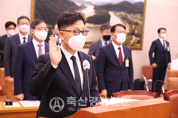 김현수 농림축산식품부 장관이 지난 5일 국회에서 열린 농림축산식품해양수산위원회 국정감사에서 증인선서를 하고 있다.