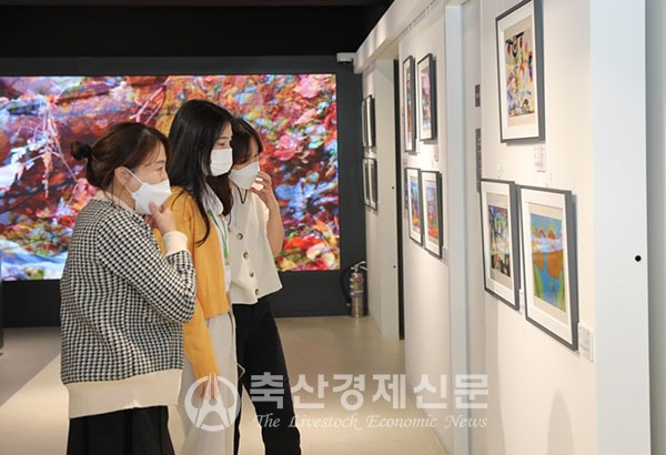 서울 강동구 선진 서울사무소 복합문화공간 ‘#오름’에서 2021 어린이 그림대회 전시작을 관람하고 있다.