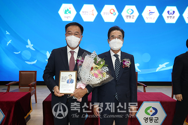 김진하 양양군수(왼쪽)와 이성희 농협중앙회장이 함께 기념촬영을 하고 있다.