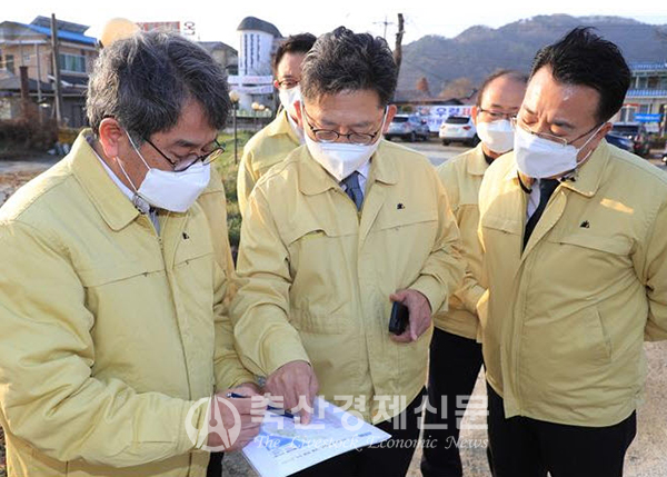 김현수 농식품부 장관(사진 가운데)이 충주시 AI·ASF 방역현장을 점검하고 있다.