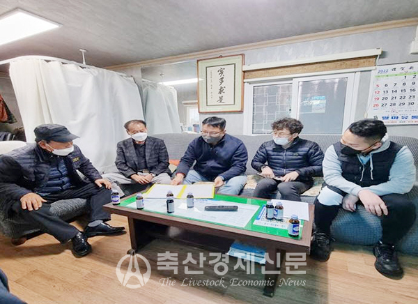 김기범 지원장(사진 가운데)이 유통업체 대표자들과 협의하는 모습.