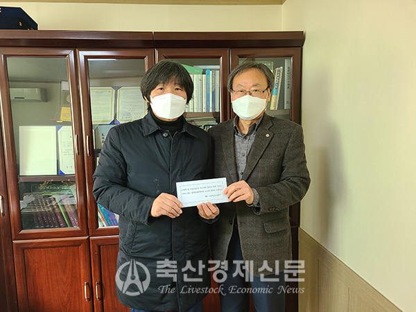 안승일 총장이 문정진 토종닭협회장(사진 왼쪽)에게 격려금을 전달하고 있다.
