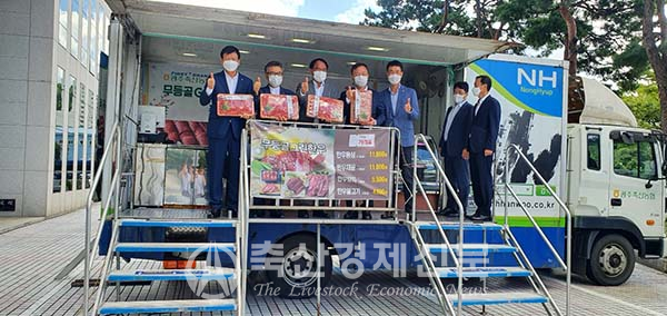 광주광역시축협은 축산물 팔아주기 차원에서 검찰청 마당에서 직매장을 개설했다.