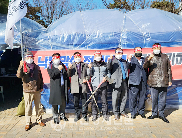 한국낙농육우협회가 국회 앞에서 농성투쟁을 벌인 8일째(2월 23일 기준) 낙농관련조합장들이 농성장을 찾아 이승호 회장을 격려하고 투쟁의지를 다지고 있다.