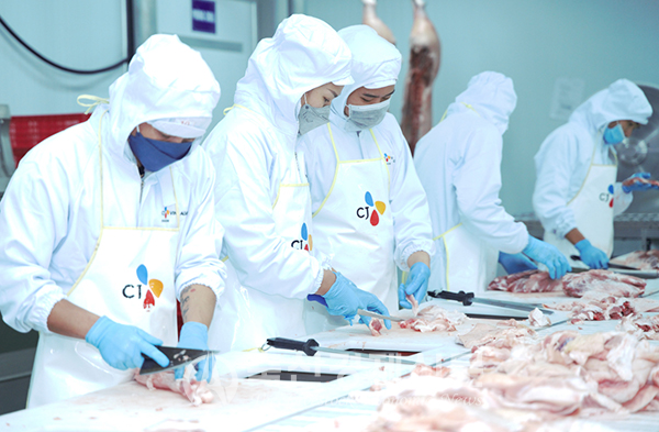 CJ Feed&Care 베트남 호치민 육가공 공장 돼지고기 가공 공정.