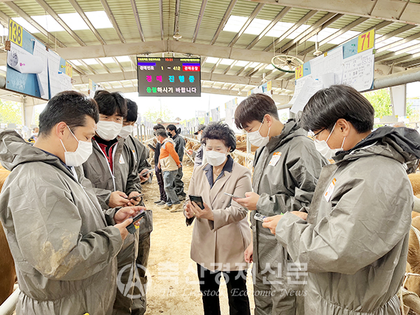 고창인 조합장(사진 오른쪽 세번째)이 스마트폰을 이용한 가축경매에 참여하고 있다.