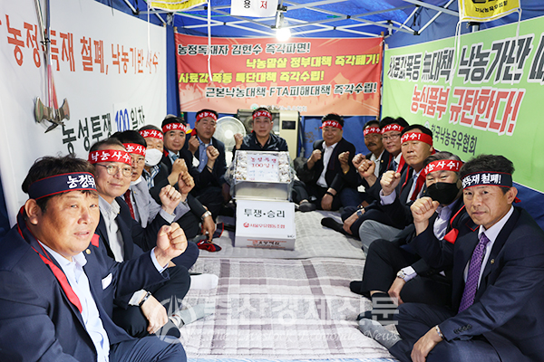 지난달 26일 서울우유 임원진 20여 명이 여의도 농성장을 찾아 이승호 회장을 격려하는 한편, 투쟁 의지를 재차 다졌다.