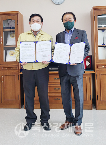 강병무 조합장(사진 오른쪽)이 남원의료원과 원로 조합원 종합건강검진 협약을 체결하고 있다.