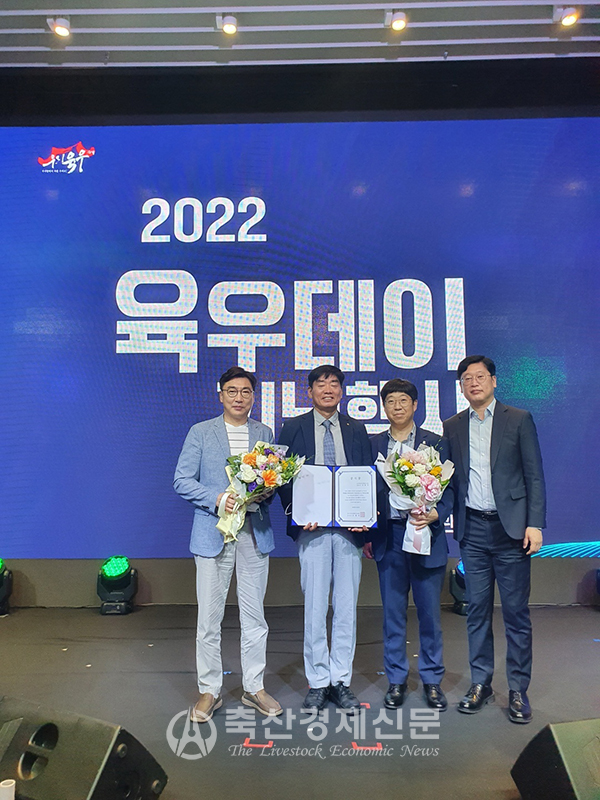 김종기 군위축협 상임이사(사진 왼쪽 두 번째)와 관계자들이 지난 9일 열린 육우데이에서 감사패를 수상하고 기념촬영을 하고 있다.