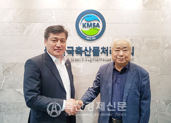 손세희 대한한돈협회장(사진 왼쪽)과 김명규 한국축산물처리협회장이 악수를 하며 상호 협력을 약속하고 있다.
