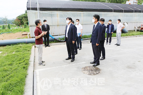 이도현 성우농장 대표(왼쪽 첫 번째)가 조재호 농촌진흥청장과 일행들에게 가축분뇨를 사용한 발전 시설에 대해 설명하고 있다.
