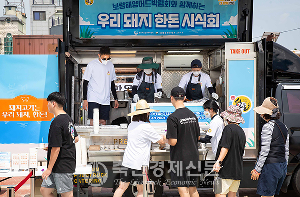 요리사들이 3년 만에 열린 2022 보령해양머드박람회를 찾은 관광객들에게 한돈으로 만든 요리를 나눠주고 있다.