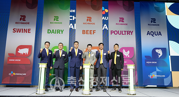 김선강 CJ Feed&Care 대표이사(왼쪽 세 번째)와 임원들이 사료사업영역 글로벌 마스터 브랜드 리치메이드 론칭 행사 중 기념촬영을 하고 있다.