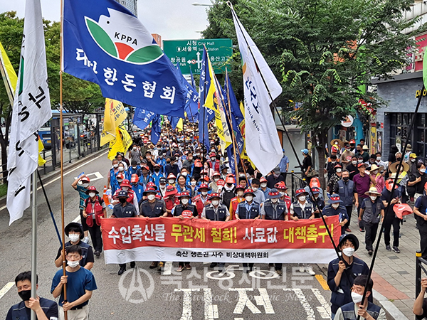 축산농가들은 서울역 일원에서 1차 집회를 마치고 용산의 대통령 집무실까지 투쟁의 행진을 진행했다.