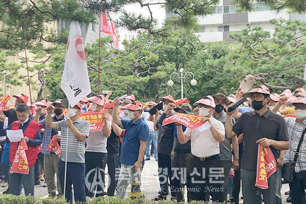 서울우유협동조합 조합원들은 지난 10~13일까지 사흘간 본조합에서 조속한 원유가격 협상을 촉구하는 집회를 개최했다.