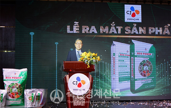 CJ피드앤케어가 베트남에서 유기질 비료 신제품 ‘에코파워1’ 런칭 행사를 하고 있다.