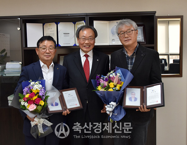 사진 왼쪽부터 정상태 대표, 안승일 총장, 김길호 국장.