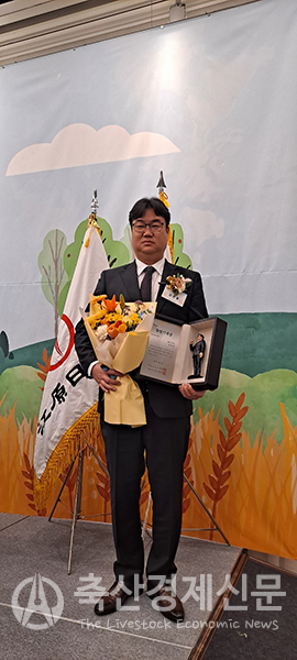 김은호 늘푸른농장 대표가 대상 수상 후 기념촬영을 하고 있다.