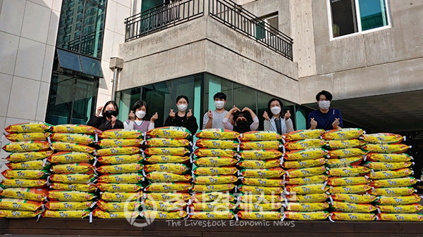 한국농어촌공사로부터 쌀을 기부 받은 기관의 관계자들이 기념촬영을 하고 있다.