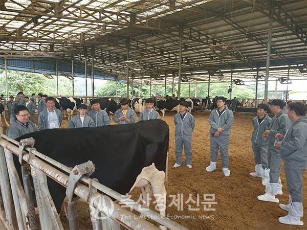 한국종축개량협회가 가축개량 교육을 실시하고 있다.