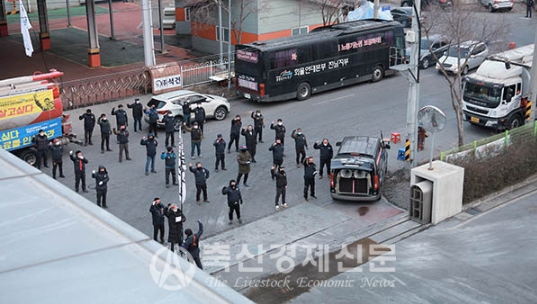 사진은 지난해 민주노총 공공운수노조 화물연대가 선진 군산공장 정문을 봉쇄하고 있다.