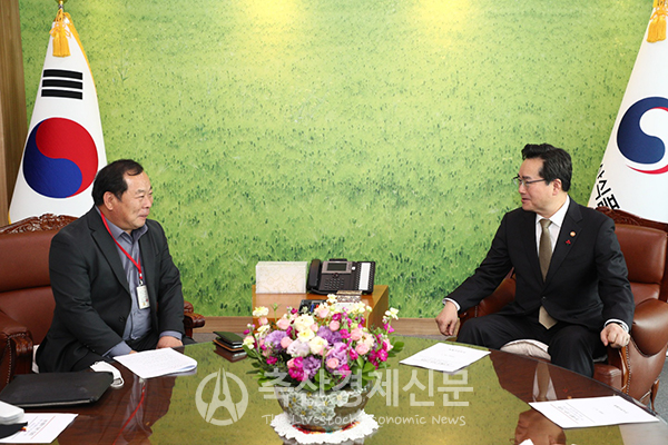 정황근 장관(사진 오른쪽)과 김삼주 전국한우협회장이 당면현안을 논의하고 있다.