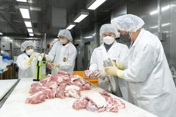 소규모육가공연구회 회원들이 연말에 기부할 수제 햄을 제조하고 있다.