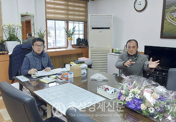 전형욱 농협사료 전남지사장(왼쪽)과 본지 염승열 기자가 인터뷰를 하고 있다.