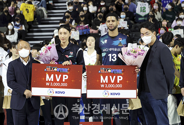 박광욱 도드람 조합장(왼쪽 첫 번째)과 조원태 프로배구연맹 총재(왼쪽 네 번째)가 MVP로 선정된 김연경(왼쪽 두 번째), 레오(왼쪽 세 번째) 선수와 기념촬영을 하고 있다.